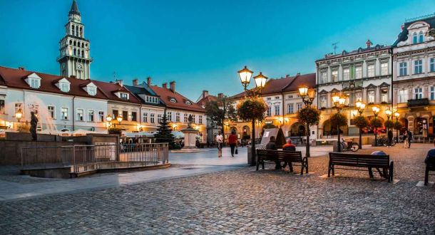 Miejski klimat sprzyja balustradom szklanym. Na zdjęciu rynek w Bielsku-Białej.