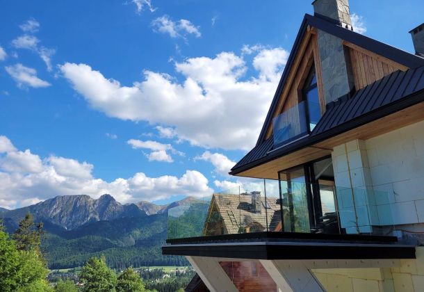 Balustrada Szklana na Profilu: Widoki Bez Granic