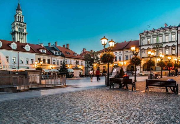 Miejski klimat sprzyja balustradom szklanym. Na zdjęciu rynek w Bielsku-Białej.