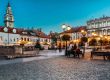 Miejski klimat sprzyja balustradom szklanym. Na zdjęciu rynek w Bielsku-Białej.