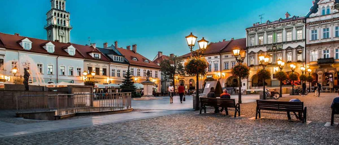 Miejski klimat sprzyja balustradom szklanym. Na zdjęciu rynek w Bielsku-Białej.