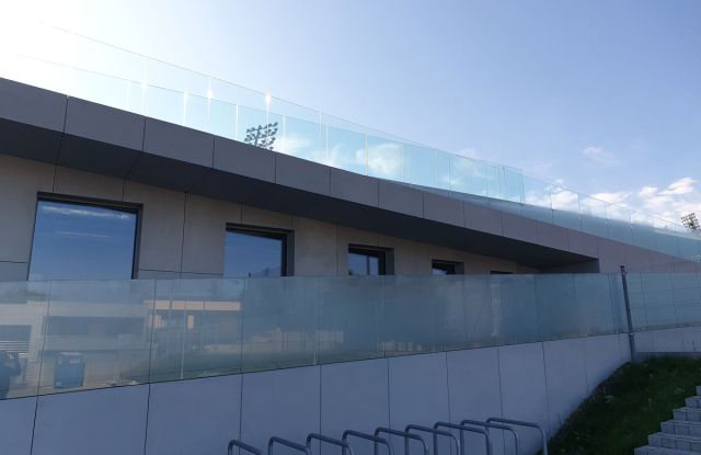 Balustrada szklana zastosowana w budynku użyteczności publicznej. Młodzieżowe Obserwatorium Astronomiczne w Niepołomicach.