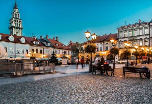 Miejski klimat sprzyja balustradom szklanym. Na zdjęciu rynek w Bielsku-Białej.