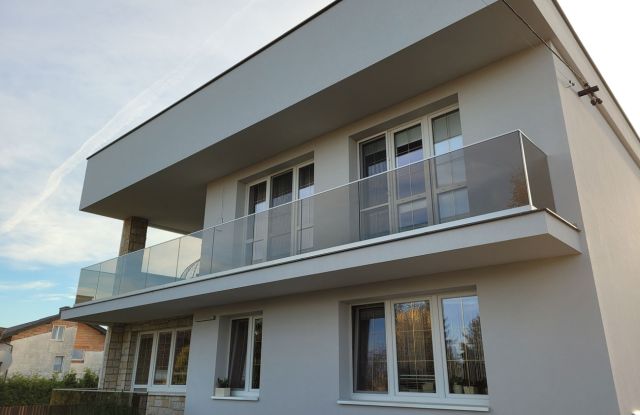 Nadaj charakteru swojej elewacji poprzez dopasowanie koloru szkła do swojej balustrady.