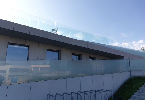 Balustrada szklana zastosowana w budynku użyteczności publicznej. Młodzieżowe Obserwatorium Astronomiczne w Niepołomicach.