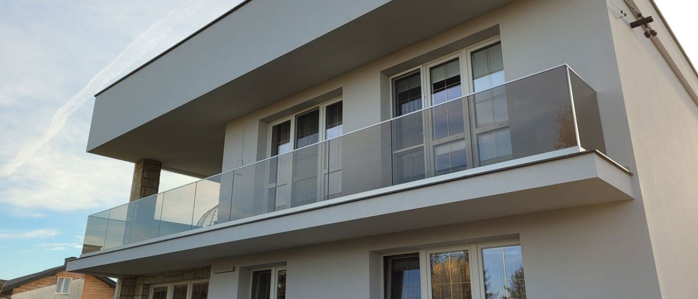 Nadaj charakteru swojej elewacji poprzez dopasowanie koloru szkła do swojej balustrady.