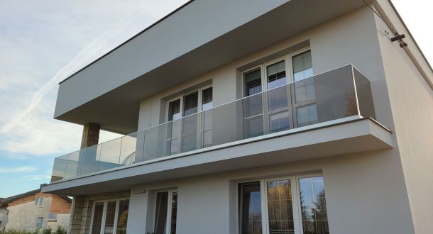 Nadaj charakteru swojej elewacji poprzez dopasowanie koloru szkła do swojej balustrady.