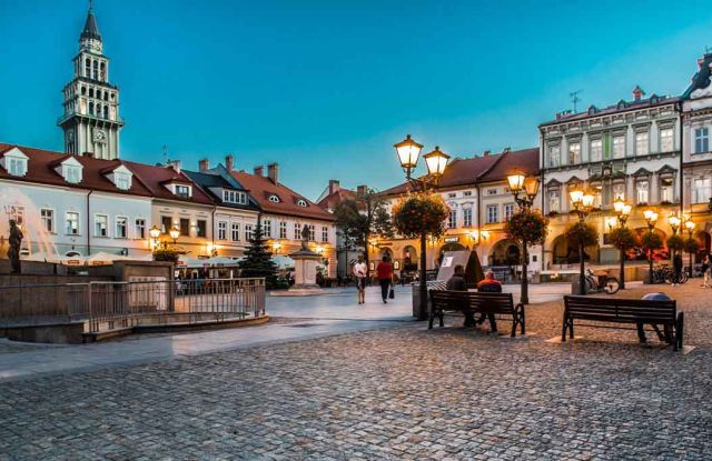 Miejski klimat sprzyja balustradom szklanym. Na zdjęciu rynek w Bielsku-Białej.