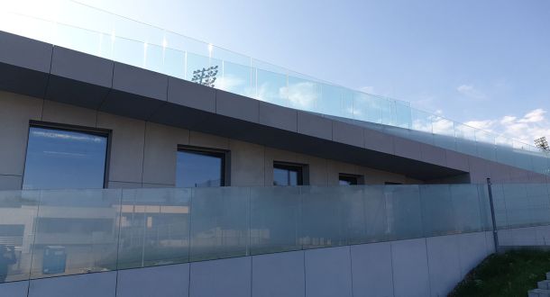 Balustrada szklana zastosowana w budynku użyteczności publicznej. Młodzieżowe Obserwatorium Astronomiczne w Niepołomicach.