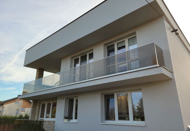 Nadaj charakteru swojej elewacji poprzez dopasowanie koloru szkła do swojej balustrady.