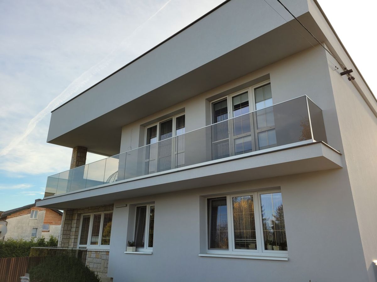 Brązowa Elegancja: Atuty Balustrad Szklanych w Brązowej Kolorystyce